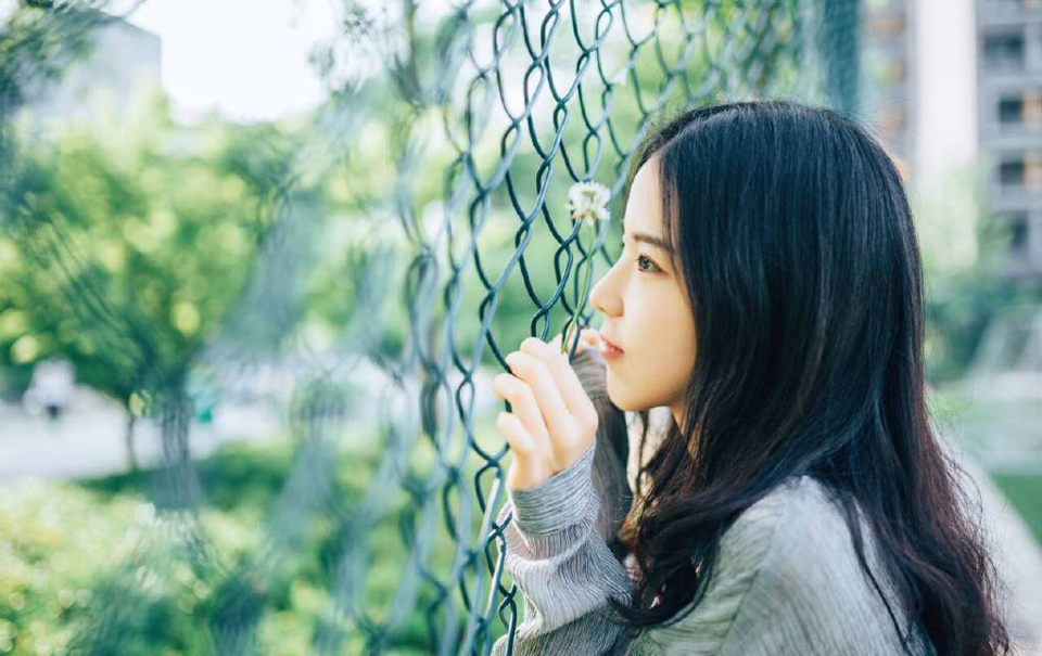 “多谢将军好意。”刘璋点点头，其实也没什么好收拾的，之前收拢的财富他是不能带走的，也只有招呼了家人妻子，便要上路。